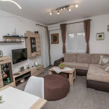 Sunny Point Apartment