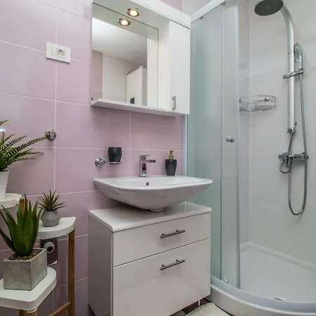 Sunny Point Apartment *