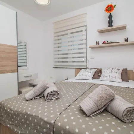 Sunny Point Apartment *